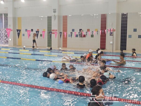 여주시 위치한 23개 초등학교 1478명을 대상으로 생존수영을 배우고 있다./사진=여주도시공사&nbsp;