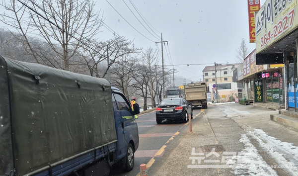 용인시 수지구 고기동의 노인복지주택 공사현장에 지난 3월 한시적으로 허용됐던 토사 반출 당시 고기초 앞 도로를 지나는 공사차량 모습/사진=용인시
