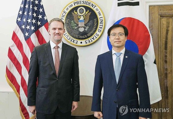 기념 촬영하는 여한구 통상교섭본부장과 미국 무역대표부 대표/연합뉴스
