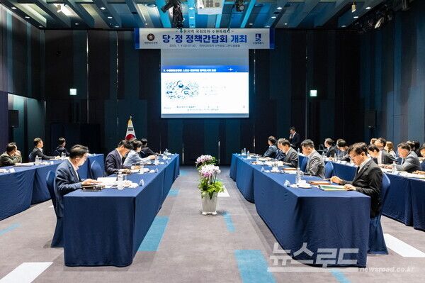 이재준 수원시장과 수원지역 국회의원, 새정부에 ‘범정부 군공항 이전 TF’ 구성 건의를 위한 회의를 진행하고 있다./사진=수원시