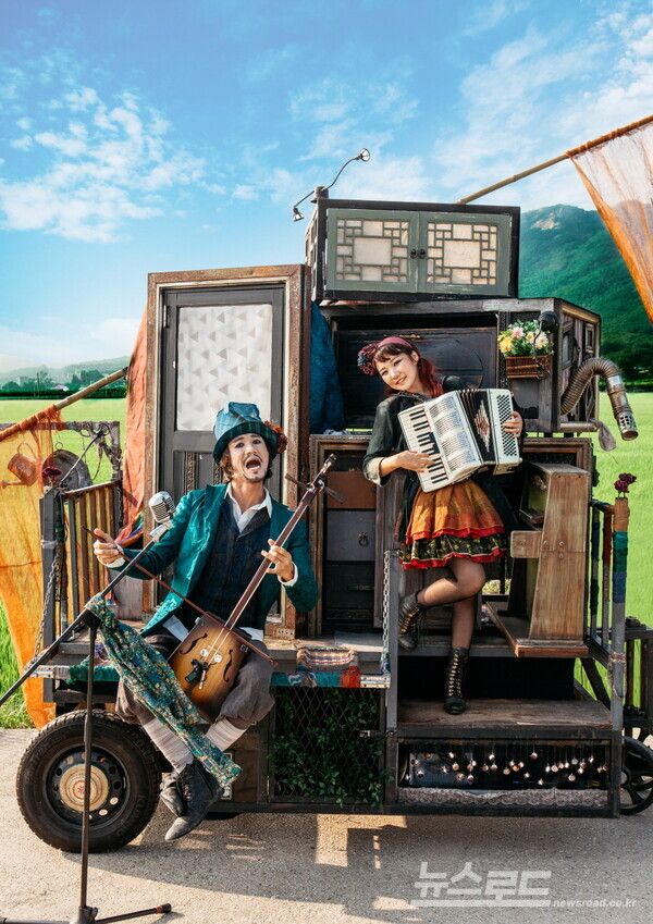 '움직이는 거리 음악극'에서 공연하는&nbsp; '음악당 달다' 모습/사진=의왕시&nbsp;