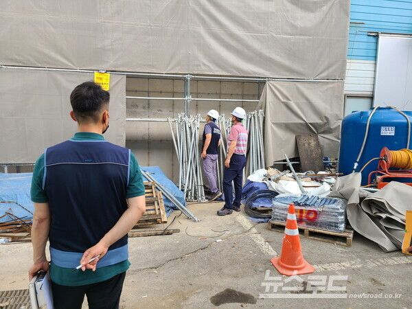 폭염피해에 취약한 옥외 노동자 보호를 위해 건설 공사현장을 점검하는 모습./사진=안산시&nbsp;