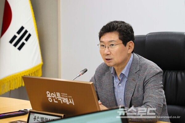 7일 영상회의실에서 열린 간부회의에서 이상일 시장이 발언하고 있다./사진=용인특례시