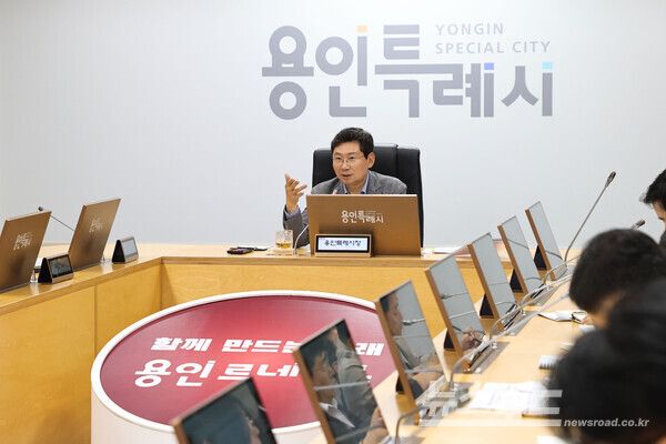 영상회의실에서 열린 간부회의에서 이상일 시장이 발언하고 있다./ 사진=용인특례시