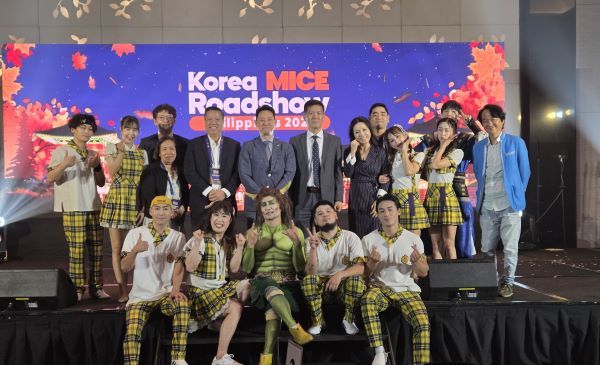 인피니티 플라잉 출연진이 공사 관계자들과 기념 촬영을 하고 있다. [사진=경북문화관광공사]