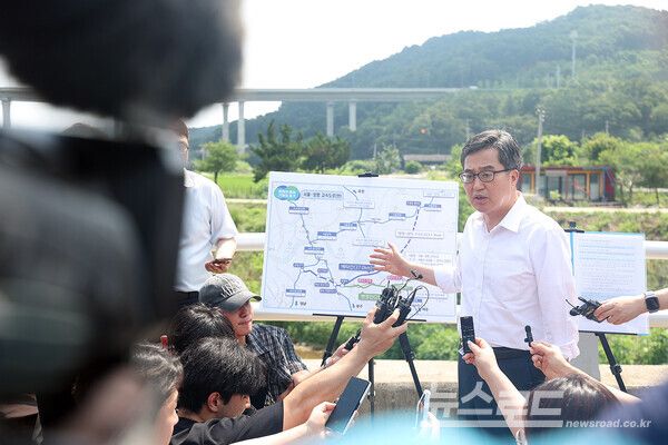 김동연 지사가 양평군 양서면의 서울-양평고속도로 현장을 방문하여 점검하고있다. [사진=경기도]