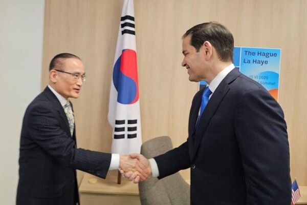 위성락 실장(왼쪽)이 루비오 장관과 만나 악수하는 모습 [사진=대통령실]