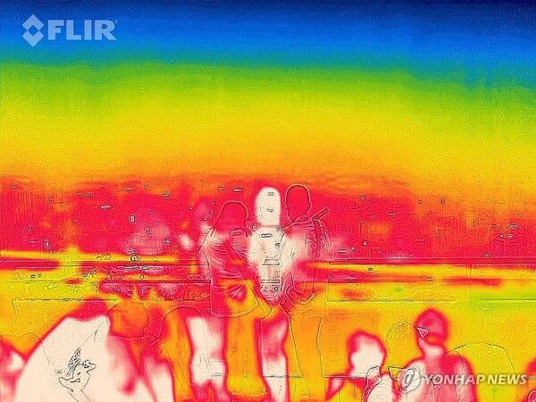 서울 지역에 올해 첫 폭염경보가 발효된 7일 20시 경 서울 남산에서 열화상 카메라 모듈로 촬영한 도심의 모습.온도가 높은 곳은 붉게, 낮은 곳은 푸르게 표시되어 있다.폭염경보는 최고 체감온도가 35도를 넘는 상태가 이틀 이상 계속되거나 더위로 큰 피해가 예상될 때 내려지며 지난해(7월 25일)보다 18일 이르다./연합뉴스