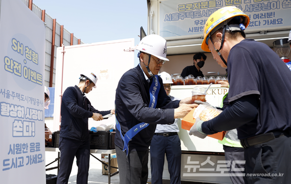 황상하 사장(가운데)이 고덕강일 3단지 현장을 찾아 캠페인을 하는 모습 [사진=SH공사]