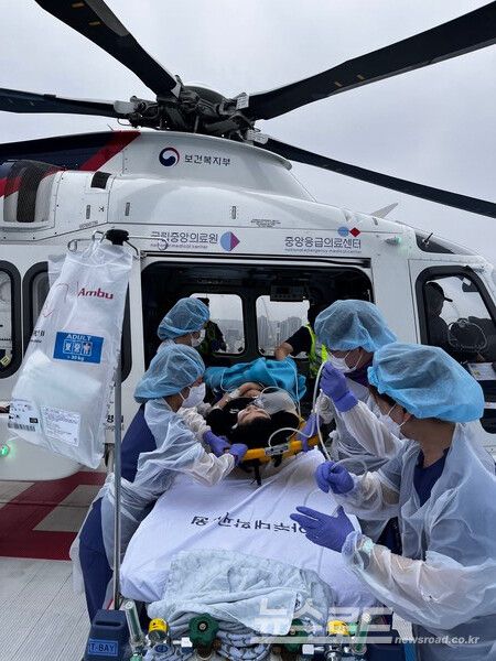 닥터헬기가 중증외상 환자를 아주대학교 병원에 인계하는 모습./사진=경기도