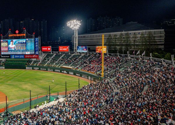 부산의 새로운 야간관광 트렌드로 떠오른 사직 야구경기 관람 [사진=부산관광공사]