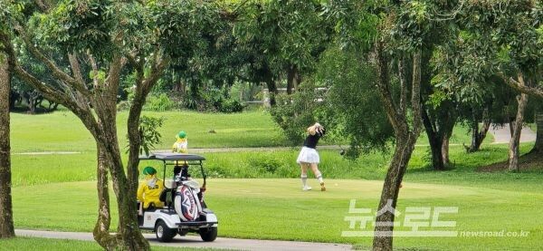 로얄치앙마이GC에서 라운드를 즐기고 있는 여성 골퍼 [사진=서진수기자]