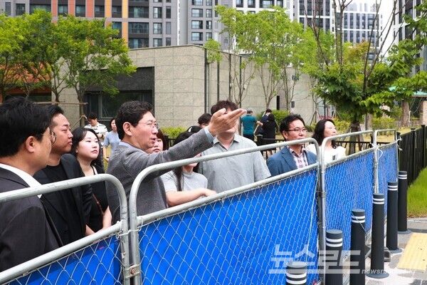 이상일 시장이 지난 7월 16일 '힐스테이트 용인 고진역 공동주택 민생현장 소통버스킹'에서 주민들이 조속한 개방을 요청한 공원 현장을 확인하고 있다./사진=용인시
