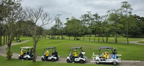 경기 도우미들이 플레이어들의 라운드를 위해 대기하고 있다. [사진=서진수기자]