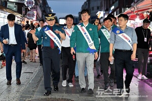 이민근 시장이 열대야 속 외국인 밀집 지역 민·관·경 특별 합동 순찰을 진행하고 있다./사진=이민근 시장 페이스북