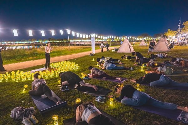 감성체험형 야간 콘텐츠 별바다부산 로즈나잇 요가를 즐기는 참가자들 [사진=부산관광공사]