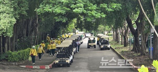 지난 6월18일부터 22일까지 로얄치앙마이 골프클럽에서 진행된 한국 태국 교민 친선 골프에 앞서 경기도우미들이 일사분란하게 움직이고 있다. [사진=서진수기자]