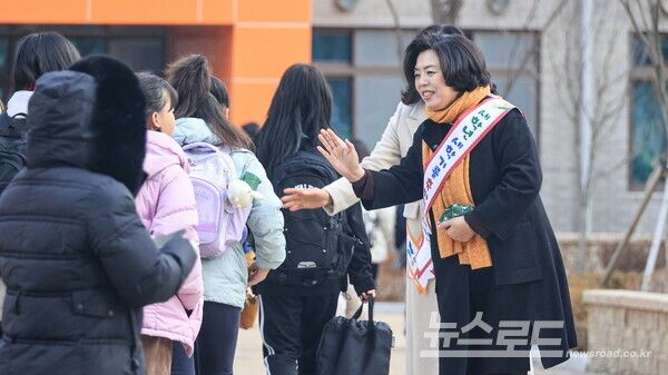 지난 3월 신계용 시장이 과천시 관내 초등학교 6곳 대상 ‘새학기 등교맞이 행사’ 에서 아이들과 인사를 나누고 있다./사진=과천시