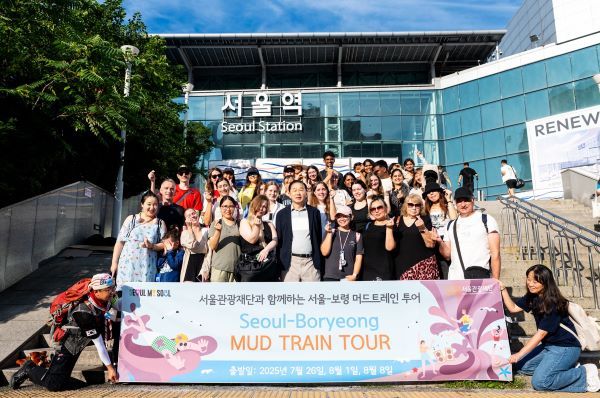 서울-보령 머드트레인 출발 전, 길기연 서울관광재단 대표이사와 참가자들이 기념 촬영을 하고 있다. [사진=서울관광재단]