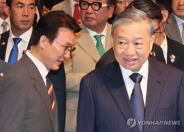 한-베 비즈니스 포럼 참석하는 김민석 총리와 또 럼 서기장/연합뉴스
