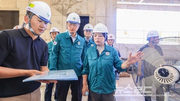 신계용 시장이 폭염 속 공사현장 점검을 하고 있다./사진=신계용 시장 페이스북