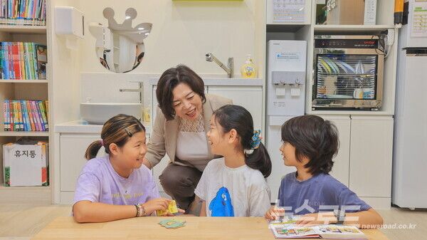 신계용 시장이 12일 부림동 다함께돌봄센터를 방문해 아이들과 이야기 나누고 있다./사진=과천시