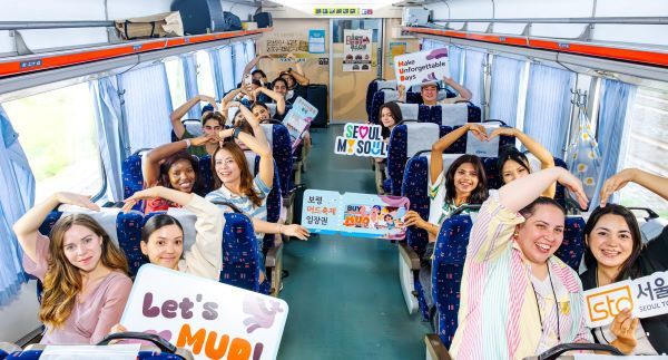 서울-보령 머드트레인 열차 안 외국인 참가자들 [사진=서울관광재단]