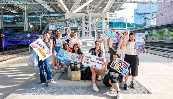 Let’s MUD! 서울-보령 머드트레인 참가자들 [사진=서울관광재단]