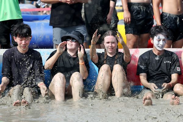 서울-보령 머드트레인 참가자들이 보령머드 축제를 즐기고 있다. [사진=서울관광재단]