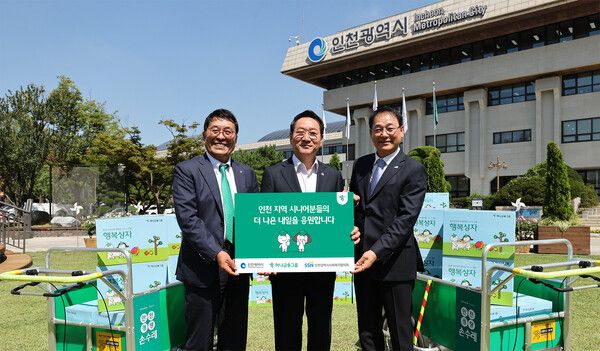 하나금융그룹은 12일 인천시청에서 인천광역시와 지역사회 시니어 일자리 창출과 취약계층 지원을 위한 업무협약을 체결했다.&nbsp;이날 행사에 참석한 김진우 하나은행 중앙영업그룹 부행장(사진 왼쪽에서 첫번째)이 유정복 인천시장(사진 가운데), 박선원 인천시사회복지협의회장(사진 왼쪽에서 세번째)과 함께 폐지 수거 어르신을 위한 경량 손수레와 행복상자 앞에서 기념촬영을 하고 있다.&nbsp;