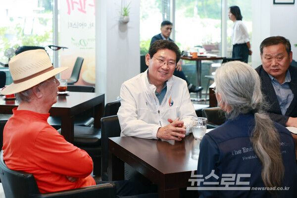 이상일 시장이 한택식물원을 방문해 현장 관계자와 의견을 나누고 있다./사진=용인시