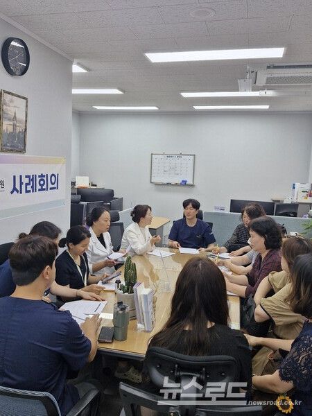 경기도의료원 수원병원이 '재가 의료급여사업’을 추진하며 사례회의를 진행하고 있다/사진=경기도의료원 수원병원