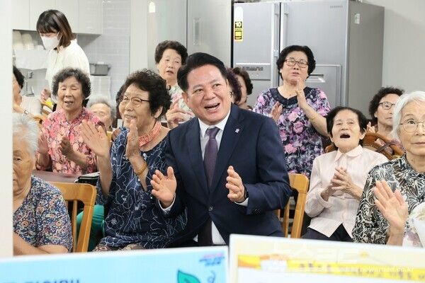 최대호 시장이 경로당에서 '민생회복 소비쿠폰' 홍보를 하며 환하게 웃고 있다./사진=최대호 시장 페이스북