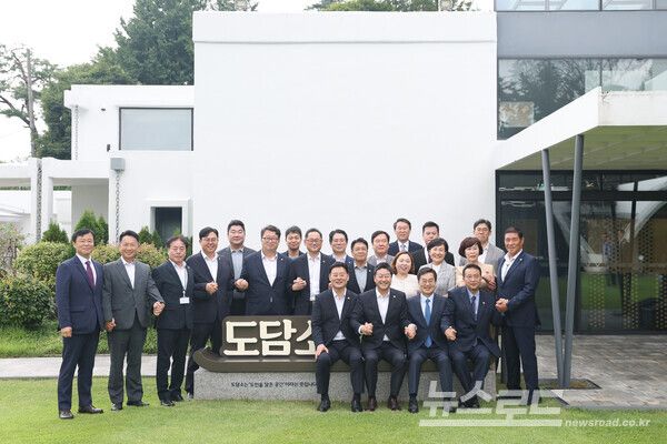 김동연 경기도지사와 경기도의회 김진경 의장, 최종현 더불어민주당 대표의원, 백현종 국민의힘 대표의원은 수원 도담소(옛 경기도지사 공관)에서 ‘2025년 여야정협치위원회 공동협약식’을 열고 기념촬영을 하고 있다./사진=경기도