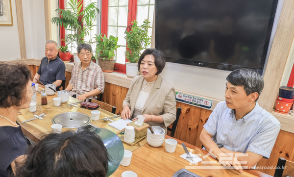 신계용 시장이 과천시 행정 모니터 간담회를 진행하고 있다./사진=과천시