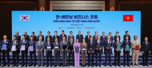 한·베 비즈니스 포럼에 참석한 양국 관계자들이 기념 촬영을 하고 있다. [출처=마케팅 하이랜즈]