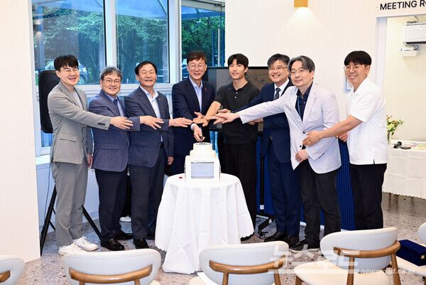 이민근 시장이 어르신 일자리 휴(休)카페 2호점 개소를 축하하고 있다./사진=안산시