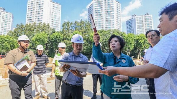 신계용 시장이 지난 7월 국도47호선 우회도로 서울방향 도로 전환을 앞두고 점검을 하고 있다./사진=과천시