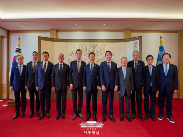 이재명 대통령과 경제 6단체 회장, 5대 그룹 총수가 지난 6월 만나 현안을 논의하고 기념촬영을 했다. [사진=대통령실]