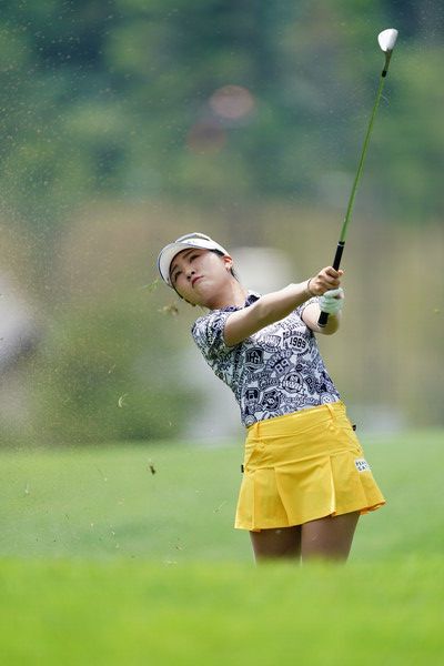 2일 치러진 한국여자프로골프투어 2025 시즌 상반기 마지막 대회인 ‘2025 오로라월드 레이디스 챔피언십’대회 3라운드서 아이언 샷을 하고 있다. 사진제공 골프채널