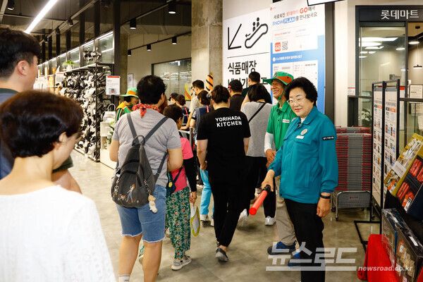 김경희 시장이 민방위 훈련에서 시민들의 길안내를 유도하고 있다./사진=이천시