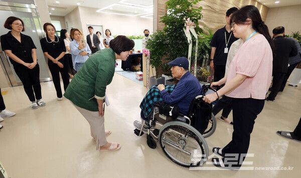 신계용 시장이 과천시립요양원 입소 어르신과 이야기 나누고 있다./사진=과천시