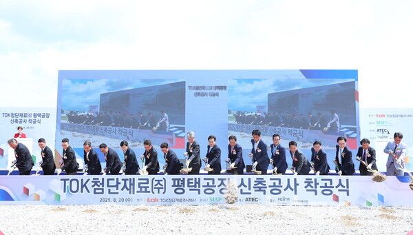 김동연 지사와 관계자들이 시삽을 하고 있다./사진=경기도