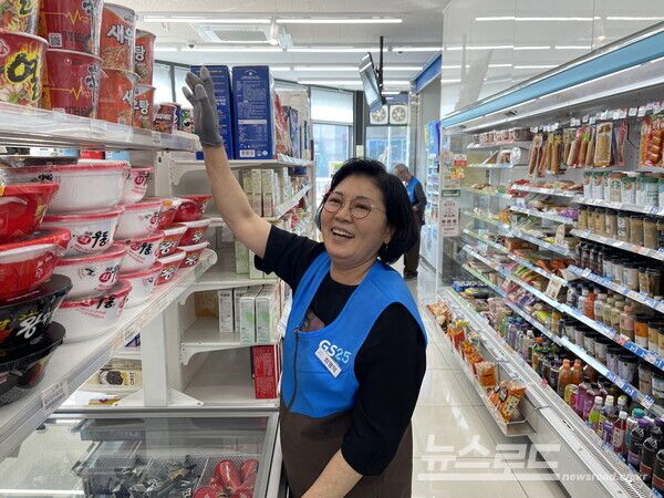 시흥시는 관내 시니어편의점을 점차 확대해 나가고 있다. 편의점에서 근무하는 어르신 모습/사진=시흥시