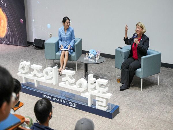 파멜라 멜로이(Pamela_Melroy) 前 NASA 부국장이 지난 21일 대전 KAIST 본원에서 한국의 우주 인재 육성 프로그램 '우주의 조약돌' 수료생들을 만나 특별한 시간을 보냈다. [사진=한화]