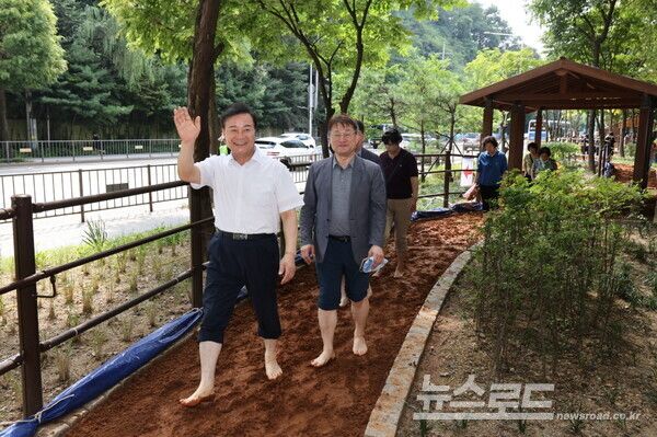 김성제 시장이 맨발걷기길을 체험하고 있다./사진=의왕시&nbsp;
