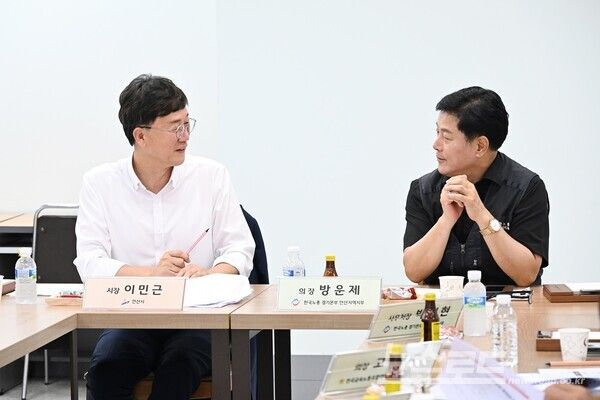 이민근 시장(왼쪽)이 한국노총 안산지역지부와 간담회를 개최하고 있다./사진=이민근 시장 페이스북