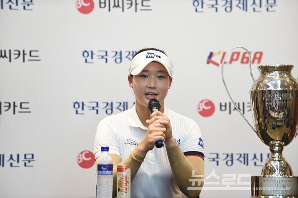 지난 20여년간 klpga투어 추천 및 초청 선수가 우승한 건 불과 12명이다. 추천선수로는 2019년 이후 6년만의 우승기록이다. 우승자 김민솔(사진)은 24일 첫 우승 하며 1라운드 코스레코드 및 와이어투와이어 등 기록까지 냈다. 사진 이민희 기자 