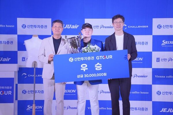 지난 23일(토) 대전 골프존조이마루에서 열린 메이저대회 ‘2025 신한투자증권 GTOUR’ 6차 대회 시상식에서 (왼쪽부터)골프존 박강수 대표, 우승자 박찬희, 신한투자증권 자산관리영업본부 박세현 본부장이 기념사진을 촬영하고 있다