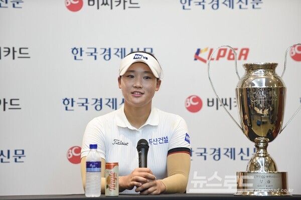지난 20여년간 klpga투어 추천 및 초청 선수가 우승한 건 불과 12명이다. 추천선수로는 2019년 이후 6년만의 우승기록이다. 우승자 김민솔(사진)은 24일 첫 우승 하며 1라운드 코스레코드 및 와이어투와이어 등 기록까지 거머졌다. 사진 이민희 기자 